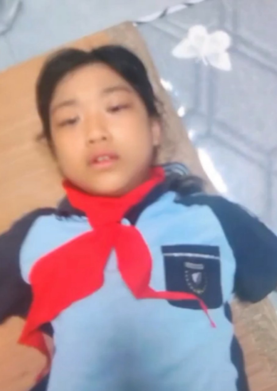Đeo khăn quàng mà nó cũng không tha